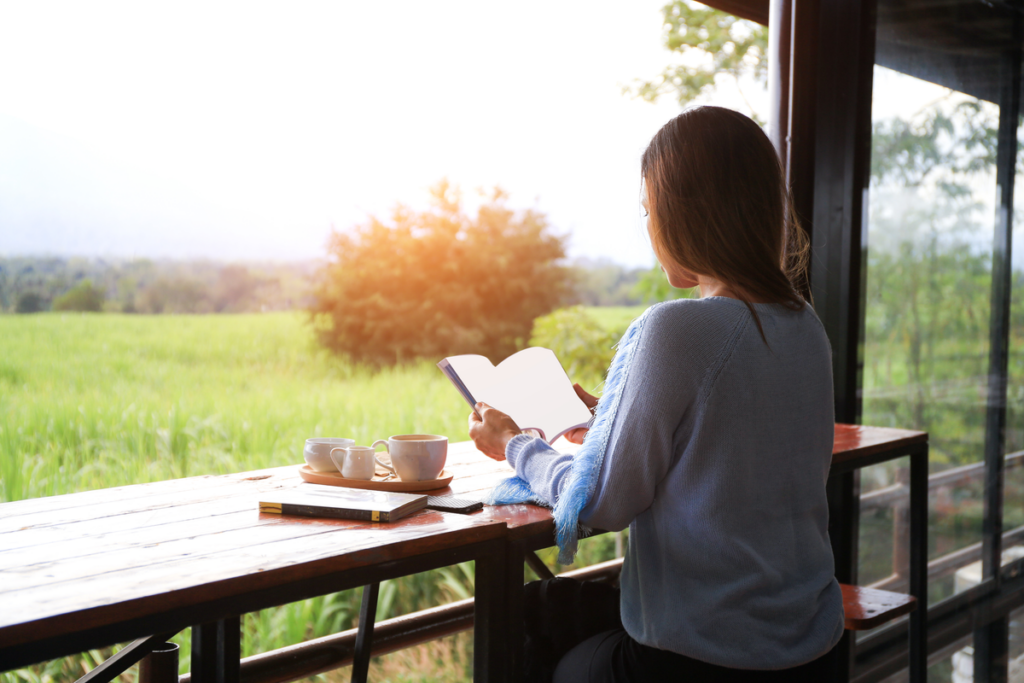 Mujer leyendo en una ventana