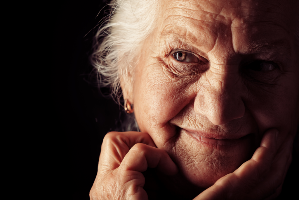 Portrait de grand-mère réfléchie