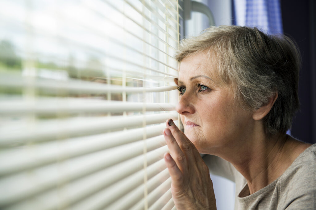 Mujer mirando por la ventana