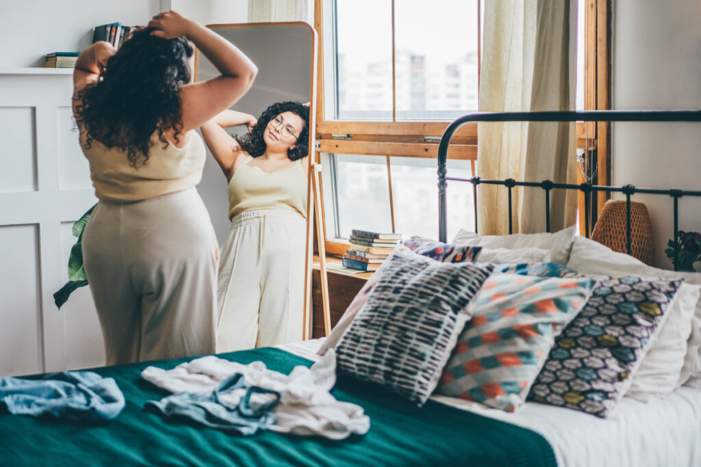 Femme regardant dans le miroir