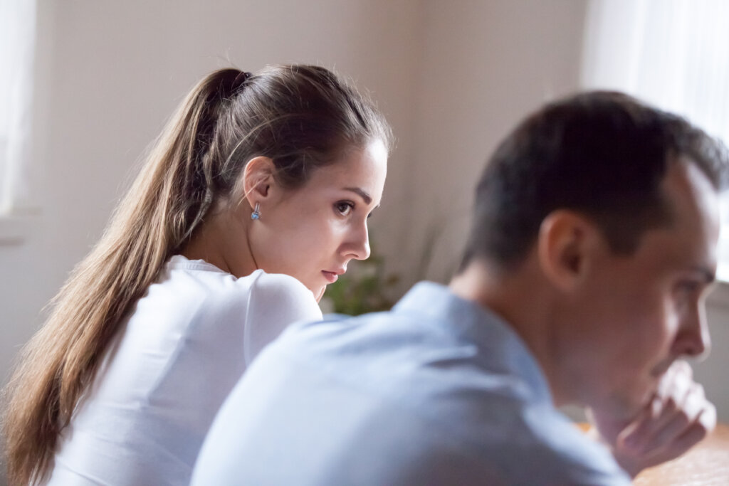 Mujer observando el celular de su esposo.