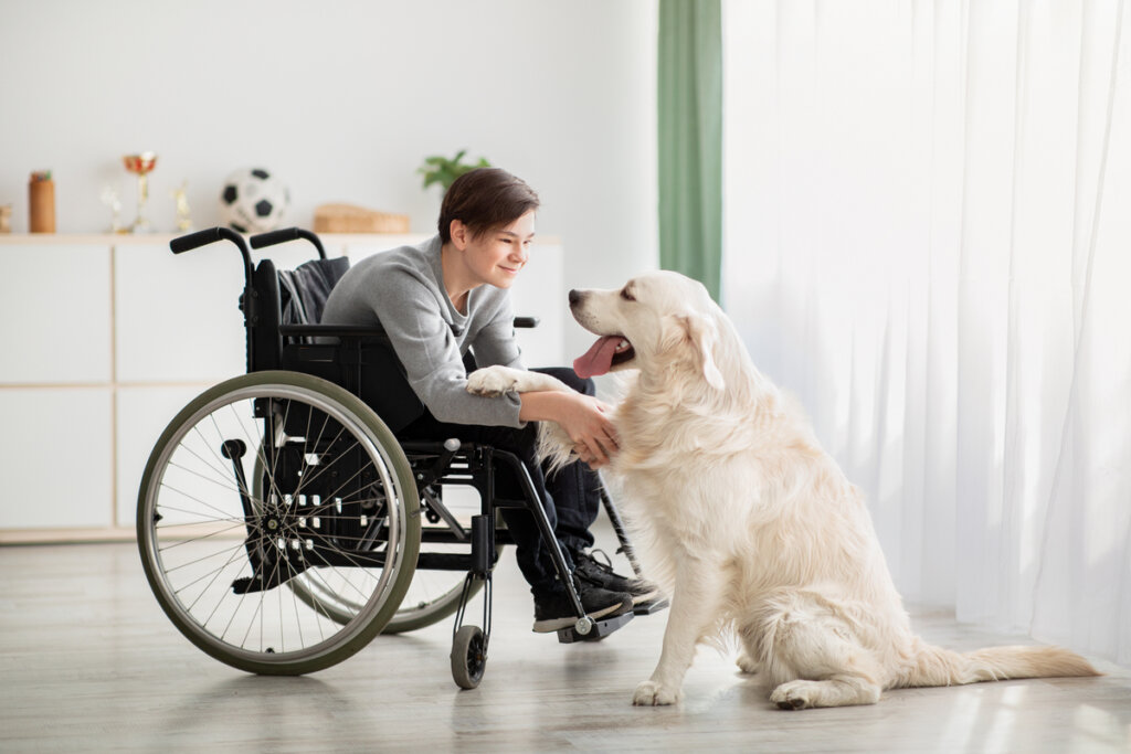 Mujer con perro de asistencia