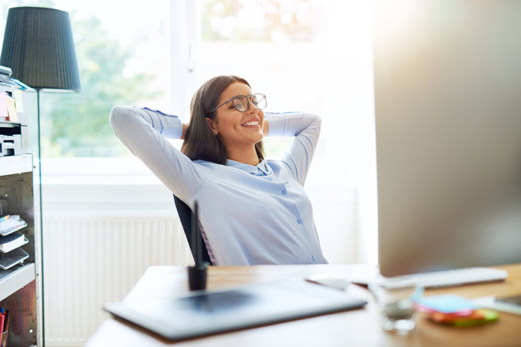 Mujer sentada con las manos en la nuca