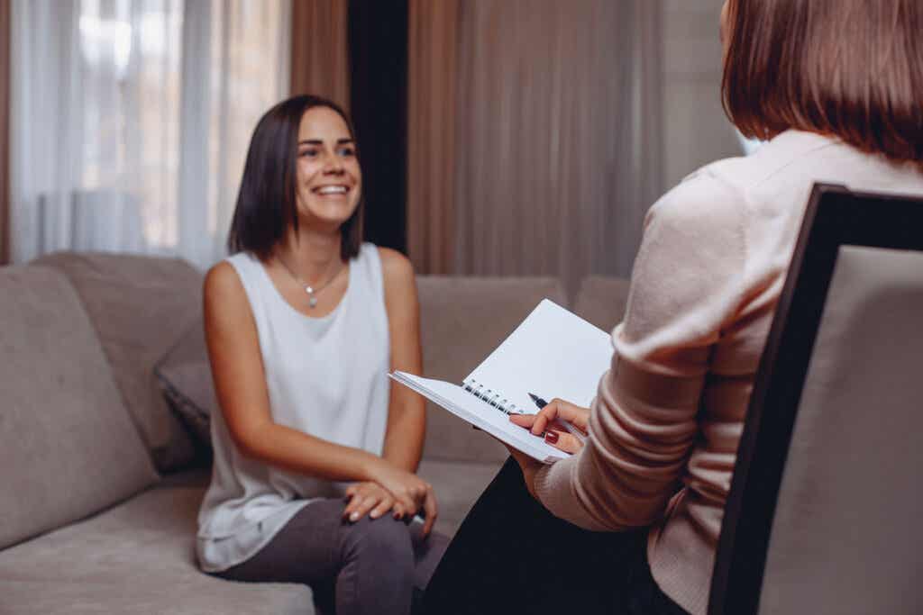 Kvinna som genomgår psykologisk terapi för att förbättra sin självkänsla på arbetsplatsen