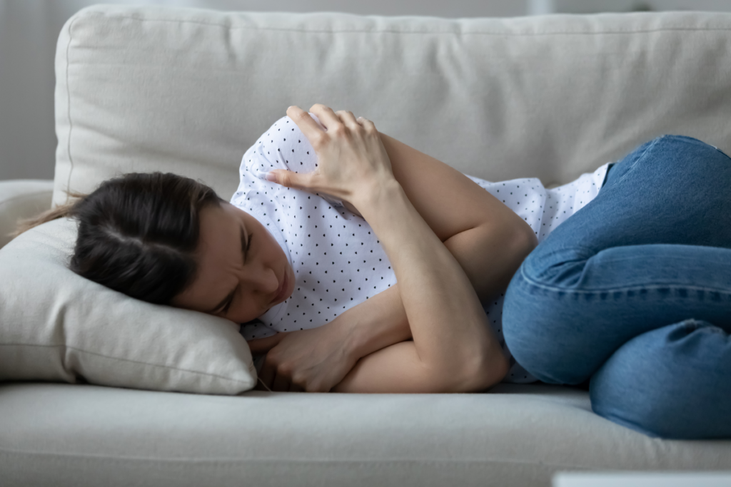 Frau auf dem Sofa hat Kälteschauer