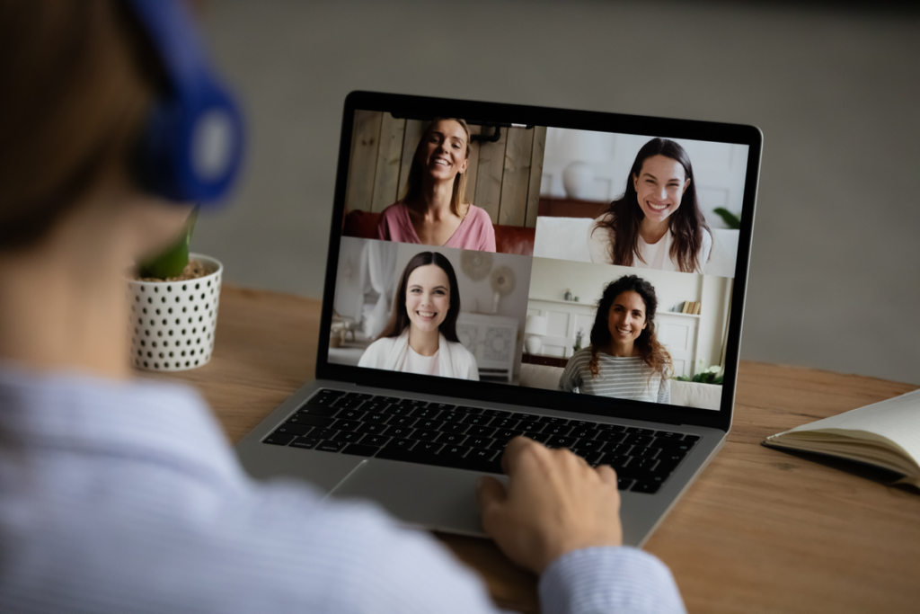Mujeres haciendo una videollamada
