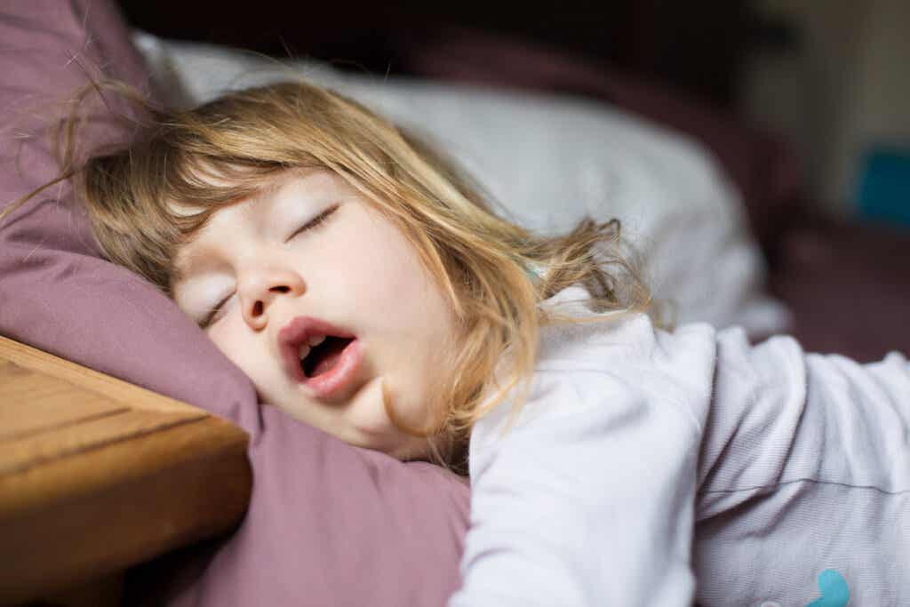 jente som går gjennom stadiene av REM-søvn og dyp søvn