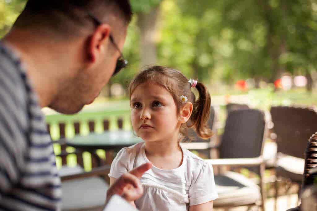 Vater hilft Tochter aus einer Entscheidungsblockade