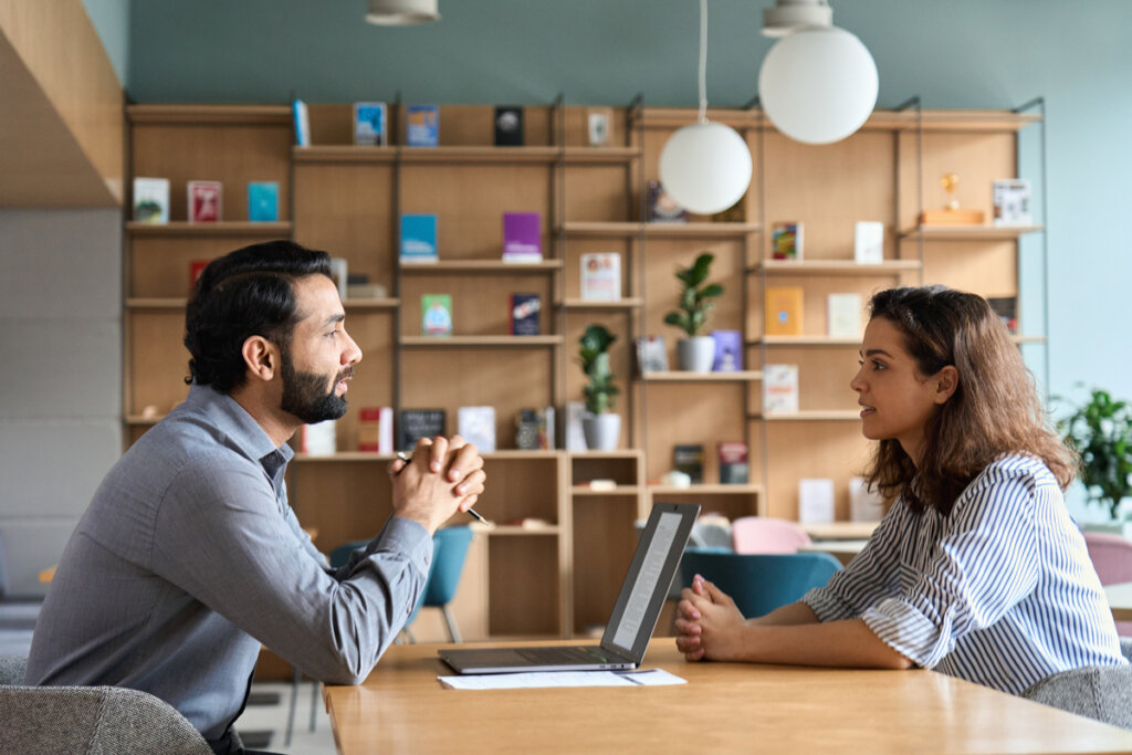 Personas hablando en una entrevista