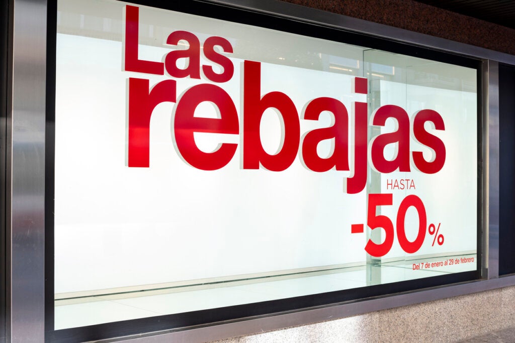 Publicidade que anuncia preços reduzidos em uma loja, na Espanha.