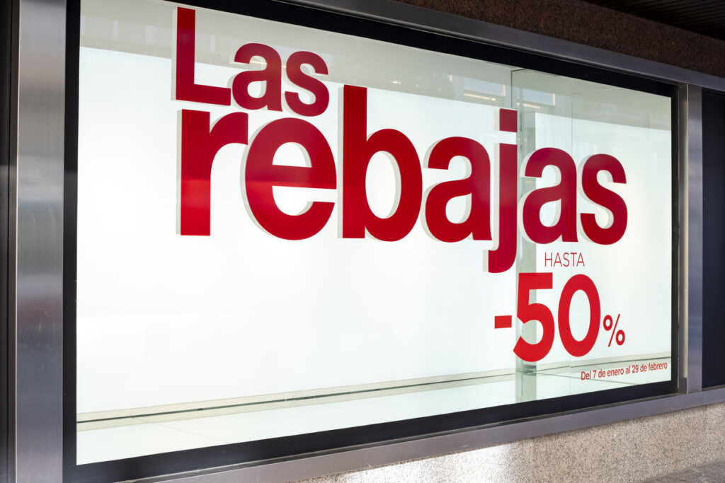 Publicidad que anuncia precios reducidos en una tienda, en España.