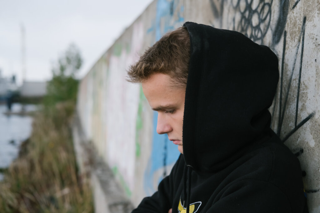 Adolescent démotivé pensant au jour où j'ai décidé d'arrêter de vivre