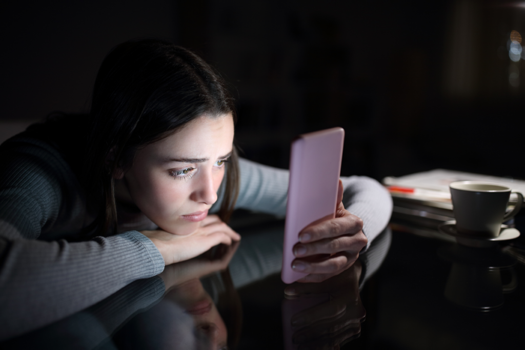 Adolescente preocupada mirando redes sociales