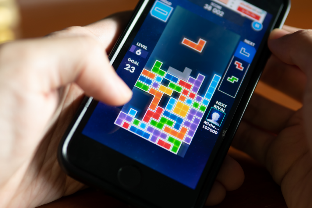 Adulto jugando al tetris