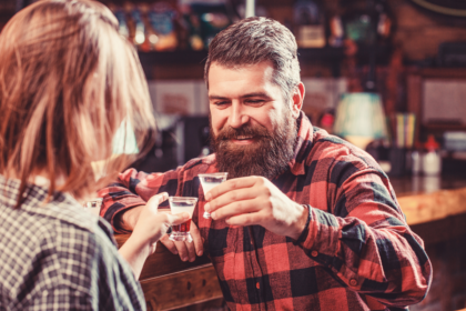 ¿Cómo identificar a una persona que es alcohólica?