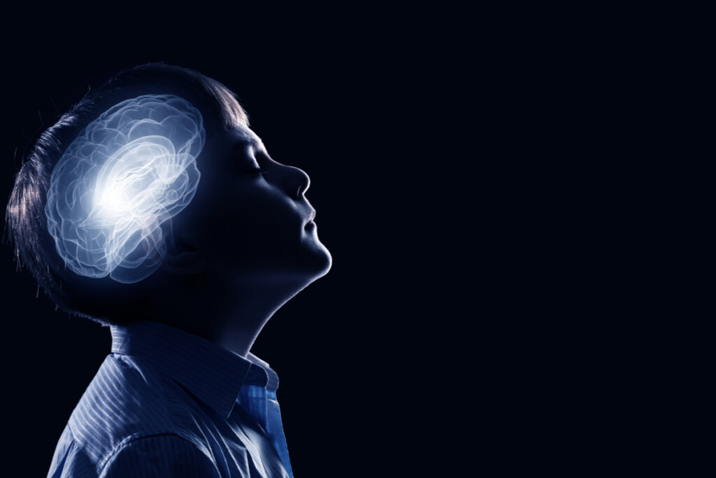 Cerveau d'un enfant éclairé pensant à la voie neuronale qui efface les souvenirs