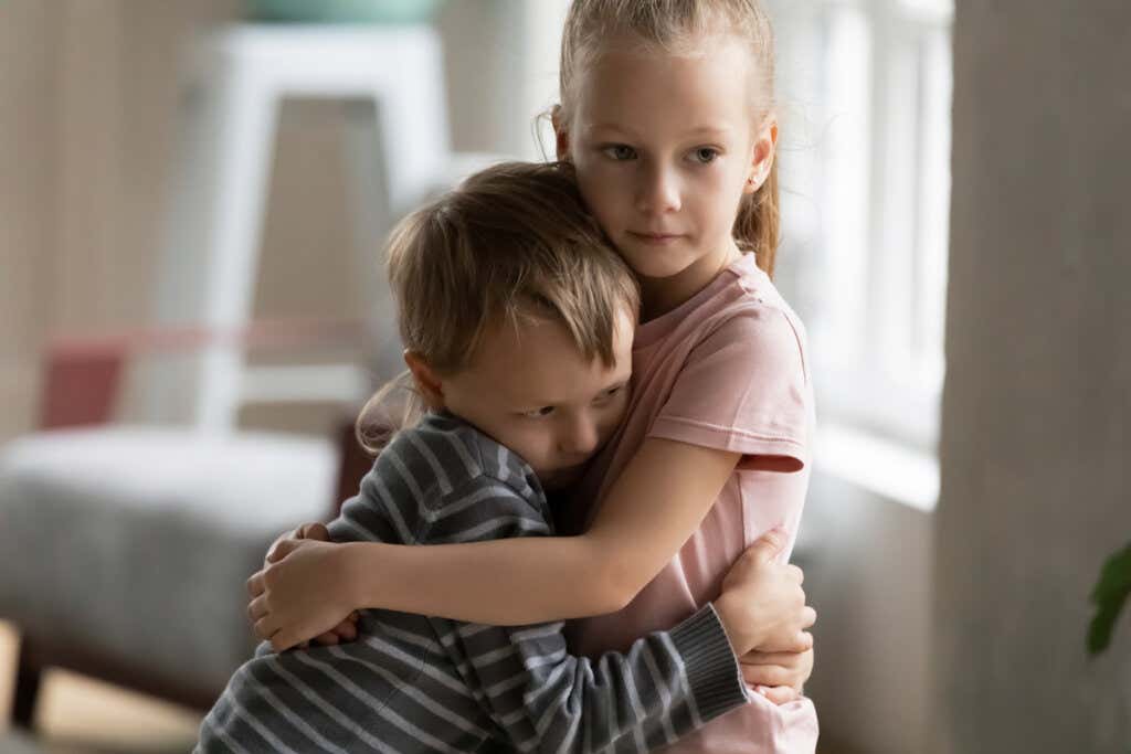 Siostra przytulająca swojego młodszego brata