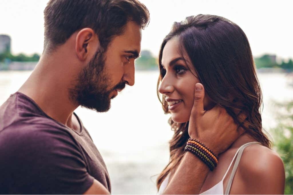 Hombre mirando a su pareja ejemplo de una relación basada en el apego seguro