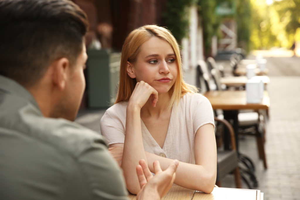 Verveelde vrouw met haar partner