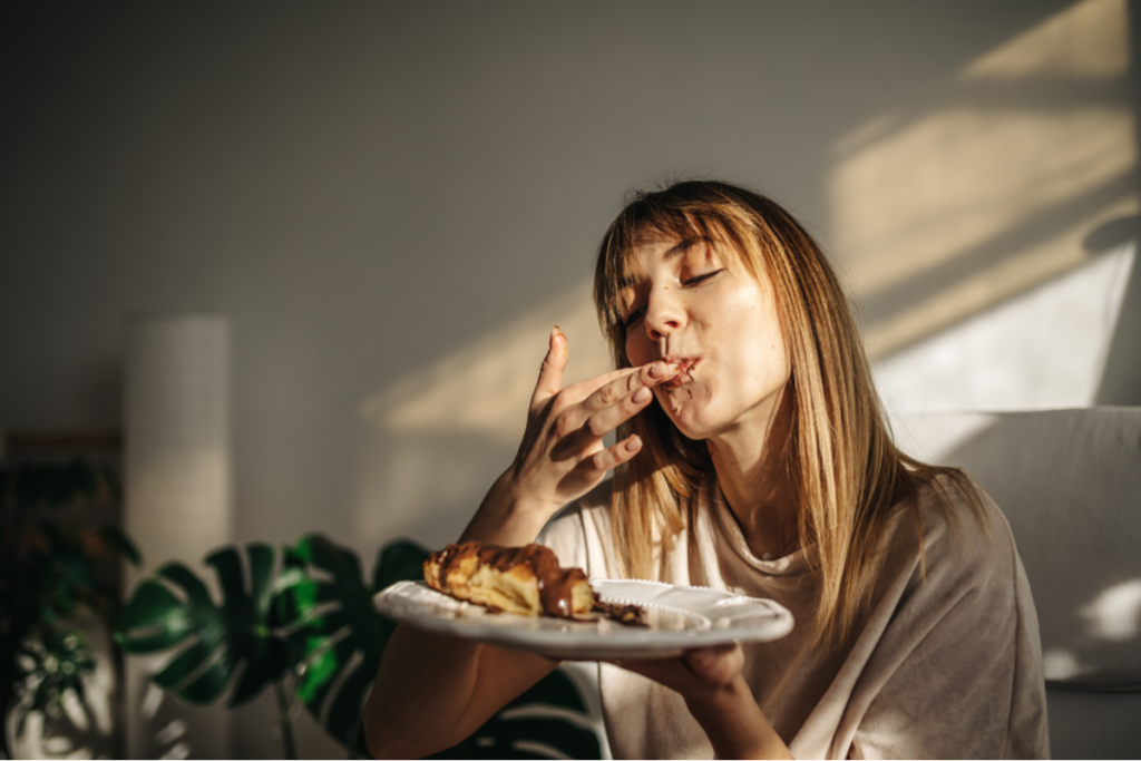 Mujer comiendo un dulce de chocolate