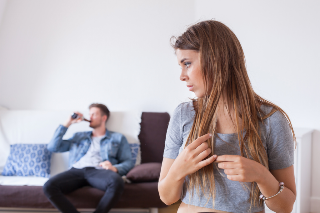 Mujer preocupada por su pareja con problemas de alcohol