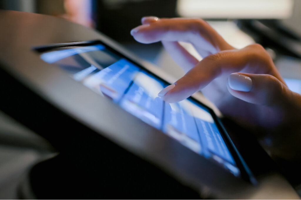 Mujer con tablet