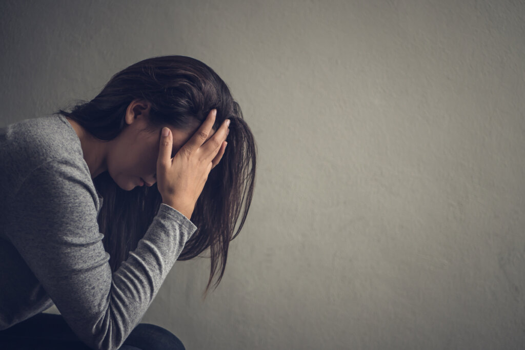Mujer triste sentada