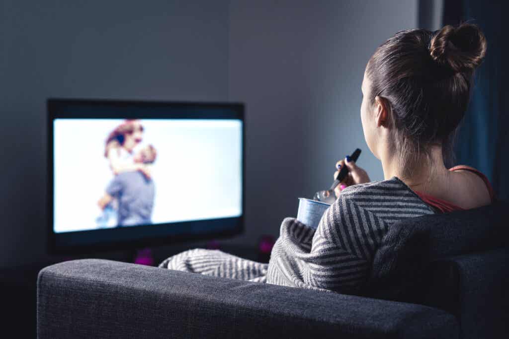 Kvinne som ser på tv, som viser at såpeoperaer kan skade hjernen.