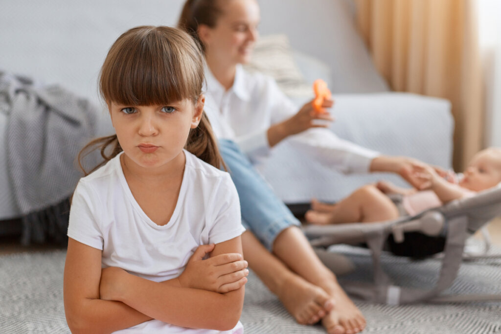 Niña con celos de su hermano pequeño