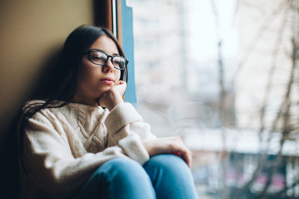 fille pensant à l'effet d'avoir un emploi et de ne pas avoir d'emploi