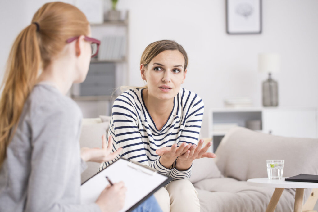 Jeune femme psychologue avec une patiente parlant de vos amis n'étant pas votre psychologue
