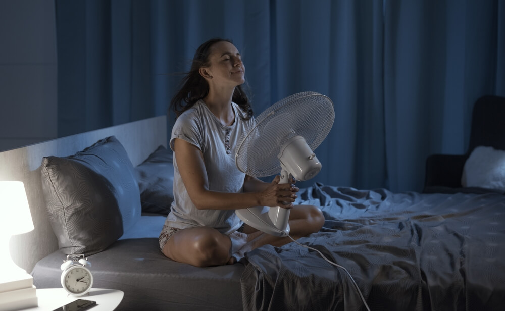 Vrouw zit voor een ventilator