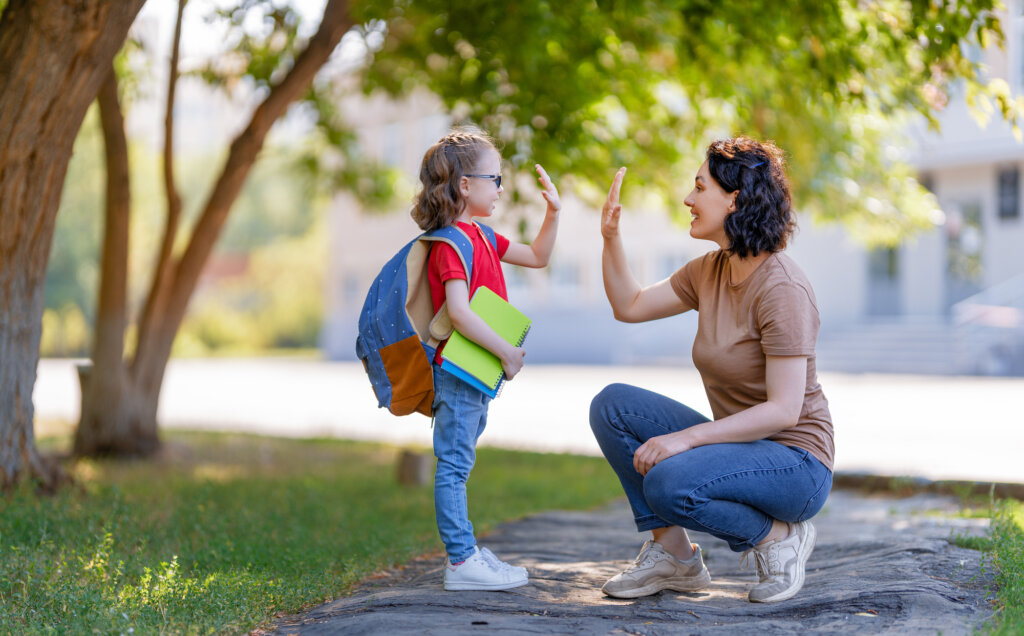 Dentro y fuera del aula los niños deben recibir afecto, plantea la pedagogía de la ternura