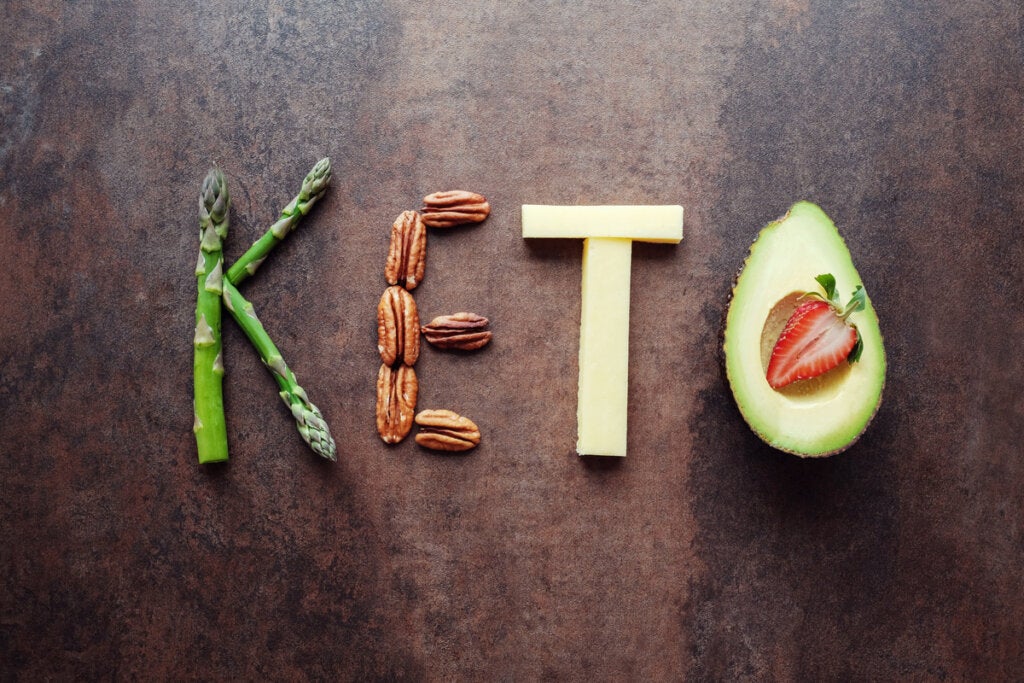 Alimentos formando la palabra keto