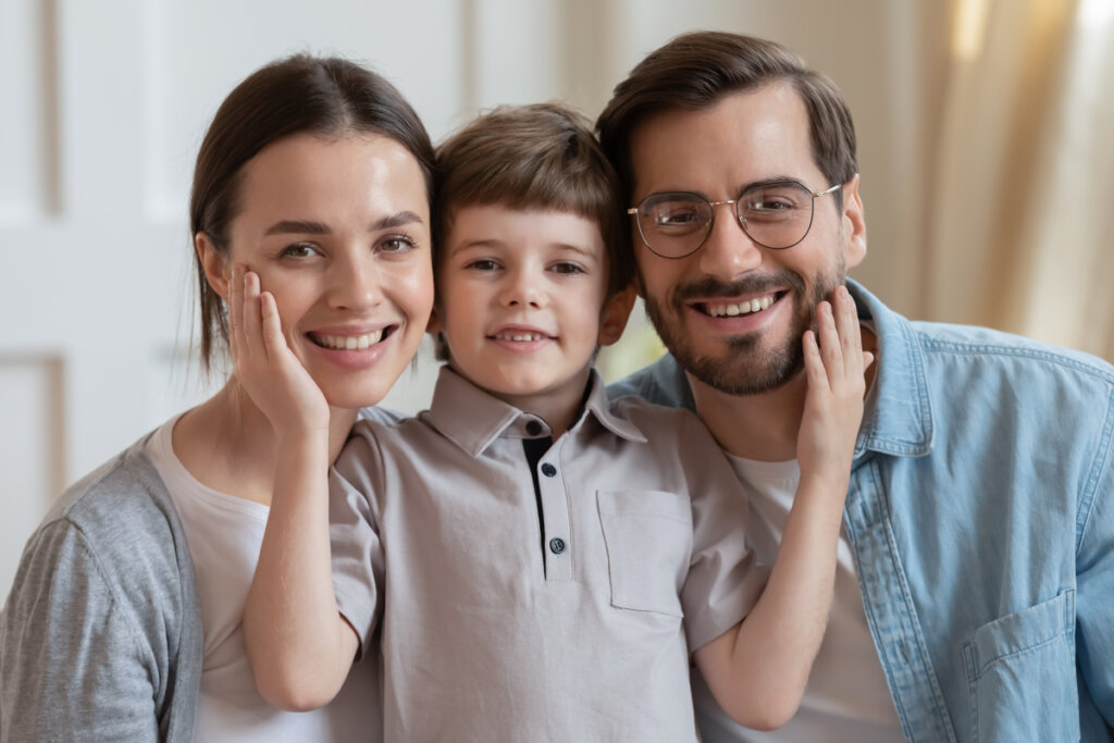Enfant unique avec ses parents symbolisant la théorie de la sécurité émotionnelle