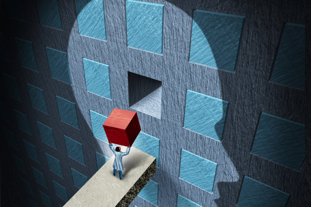 Hombre entrando una caja en la mente