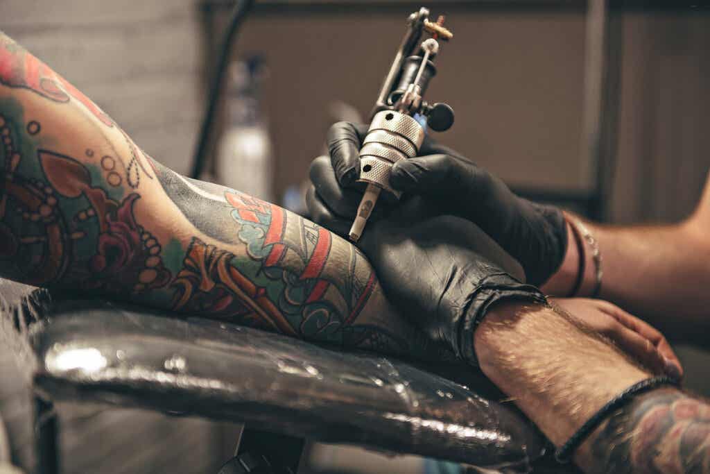 Hombre haciéndose tatuajes