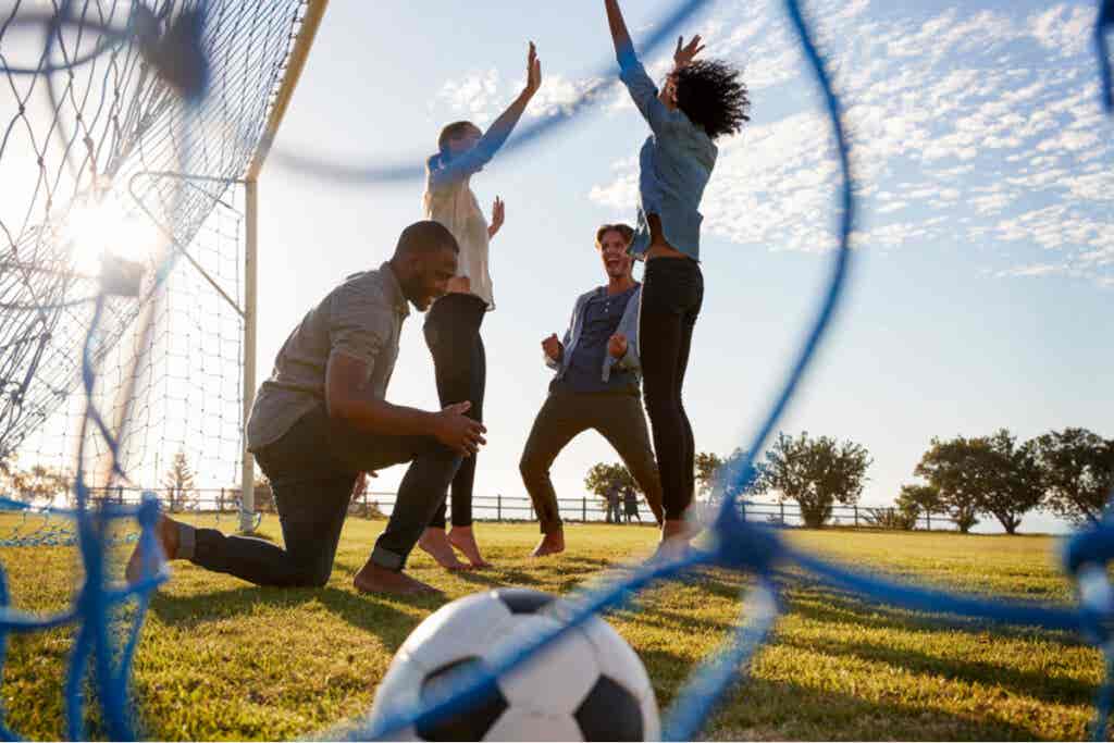 Młodzi ludzie grają w piłkę nożną. Aktywna rozrywka