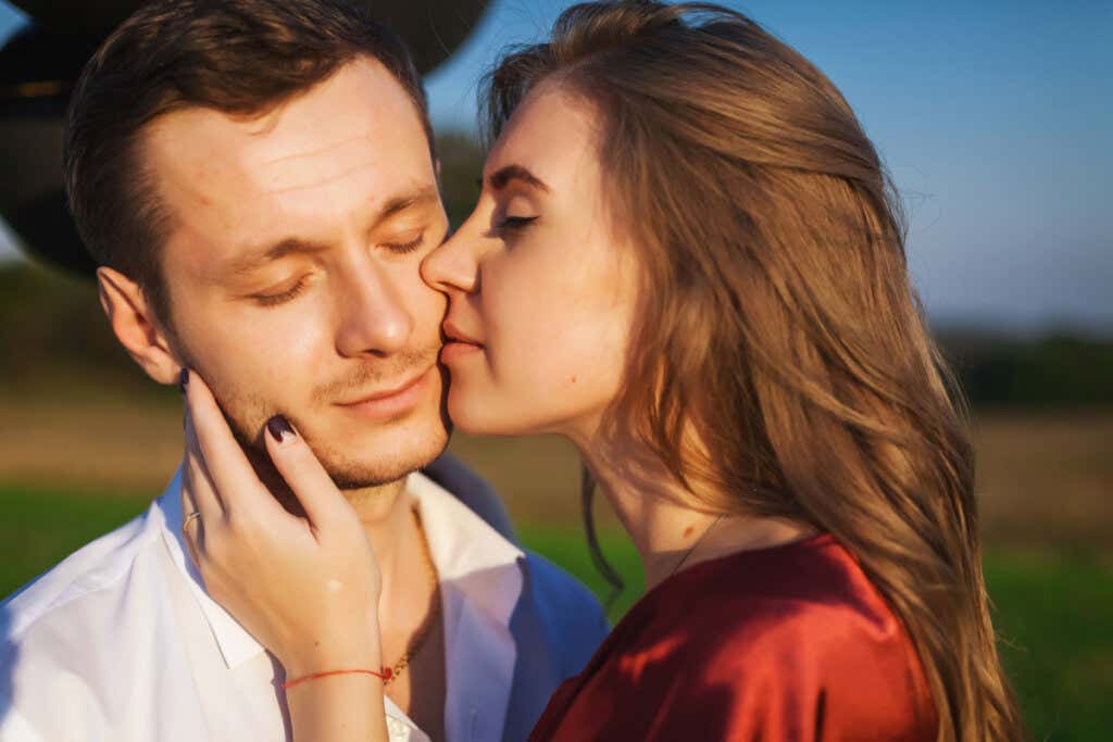Kvinna som kysser sin partner