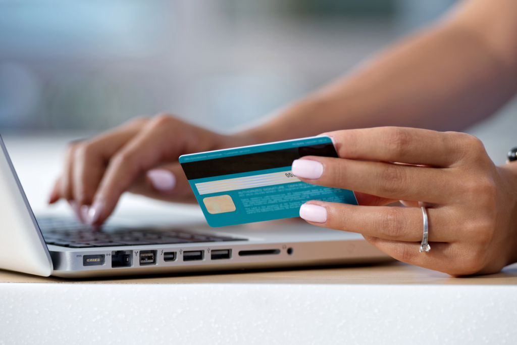 Femme faisant du shopping dans une boutique en ligne