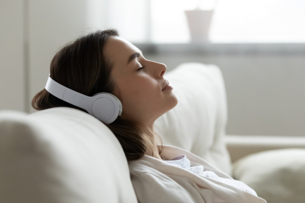 Woman listening to hypnosis