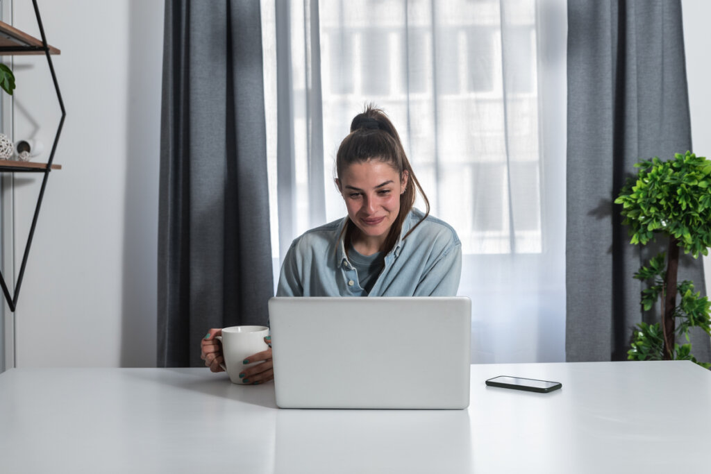 Vrouw doet aan online therapie