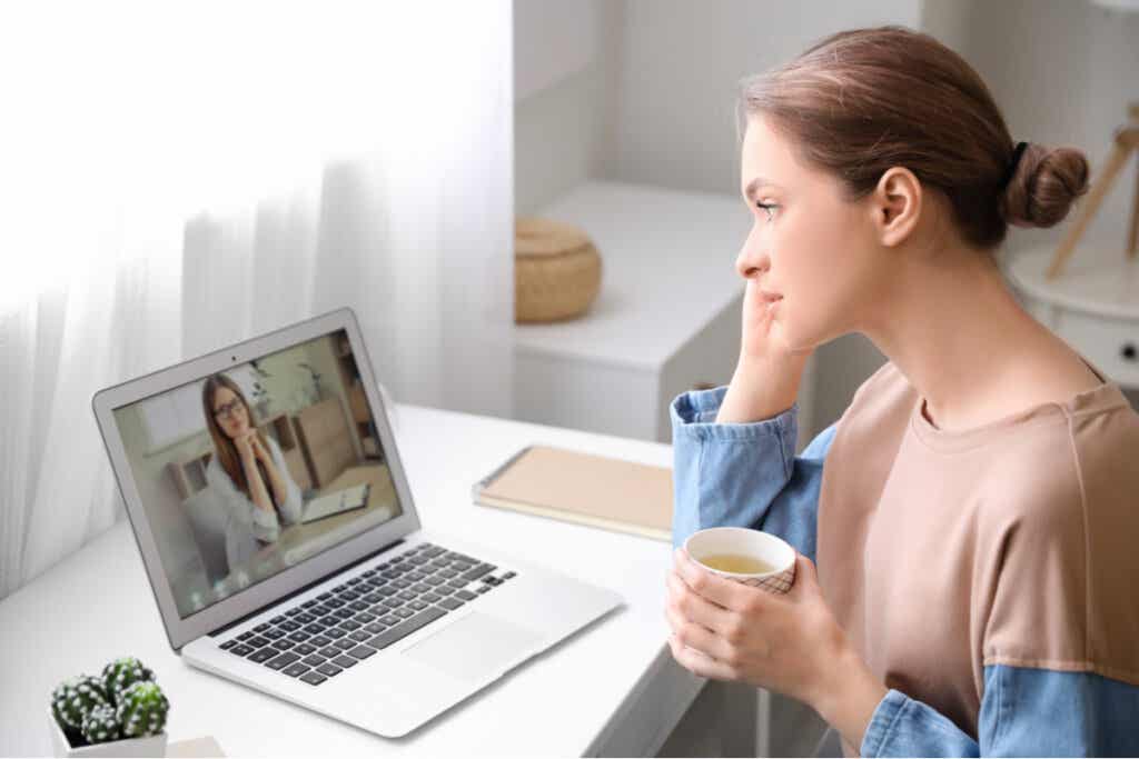 Vrouw doet aan online therapie