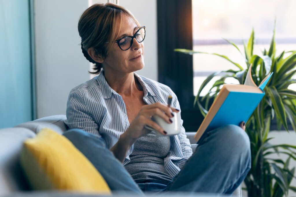 femme lisant un livre