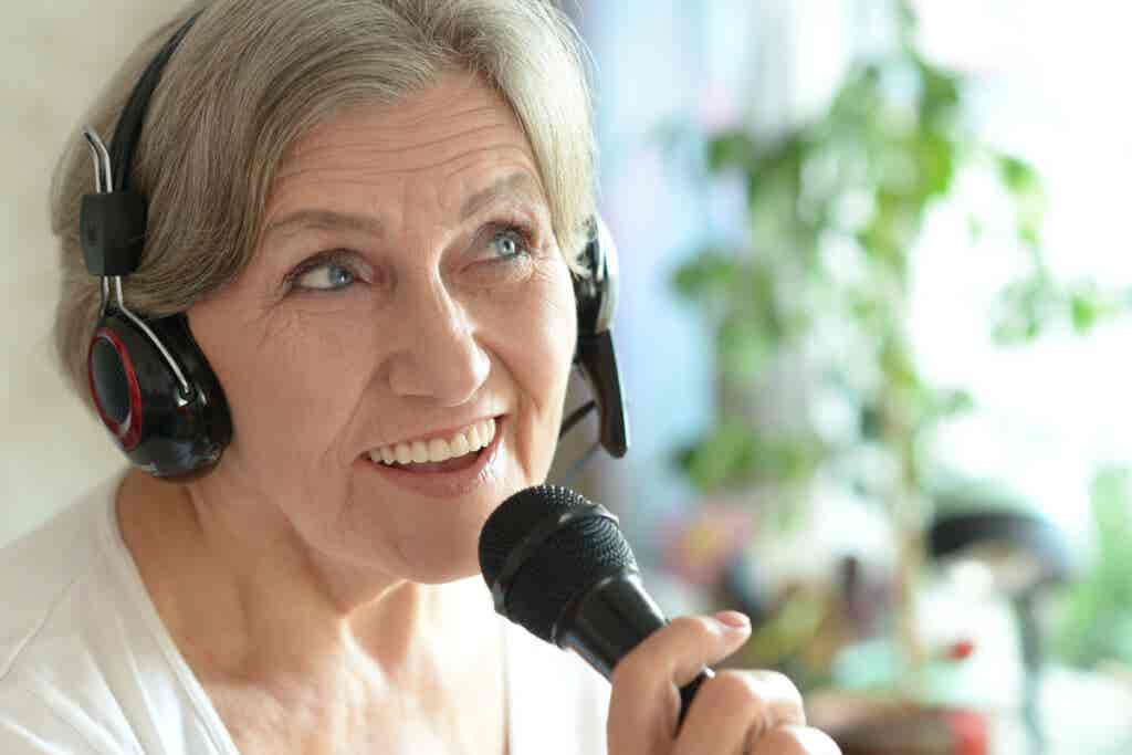Starsza kobieta śpiewa