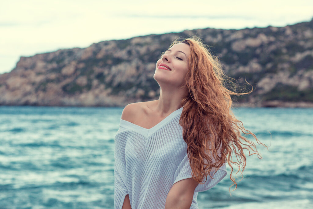 Femme aux yeux fermés sur la plage