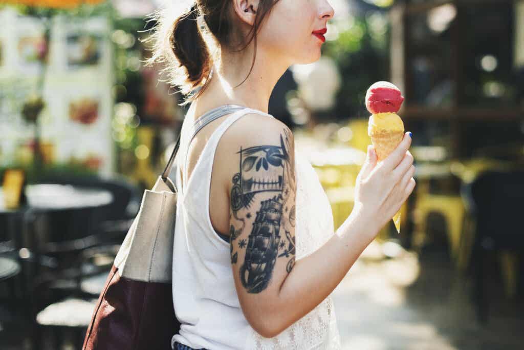 Mujer paseando con tatuajes