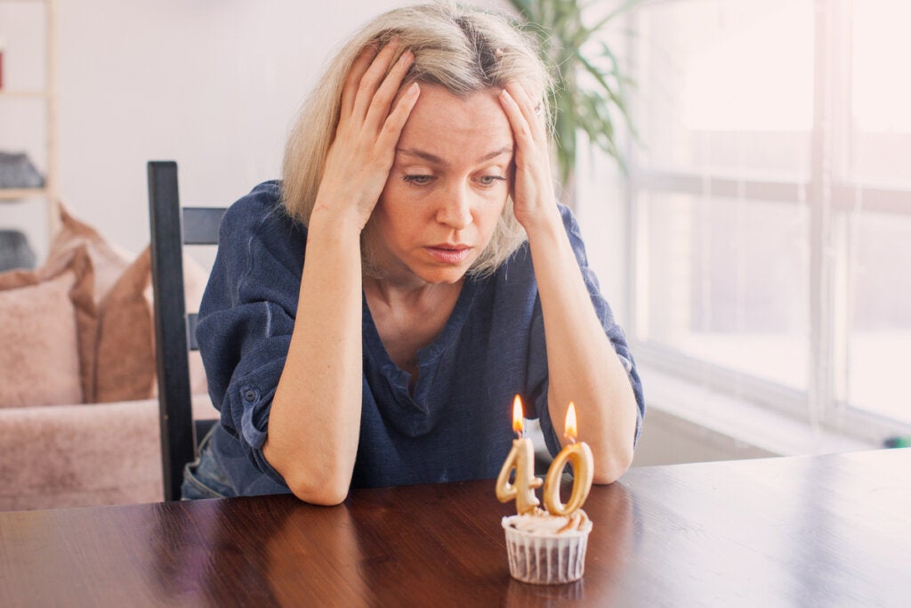 Mujer triste celebrando el cumpleaños