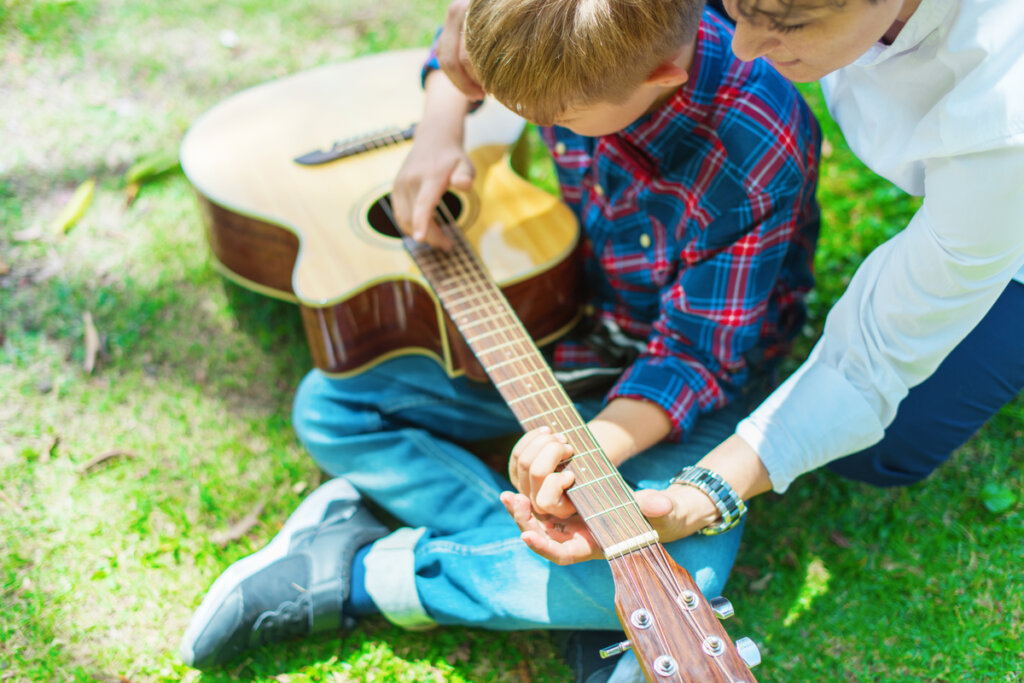 Niño aprendiendo a tocar la guitarra