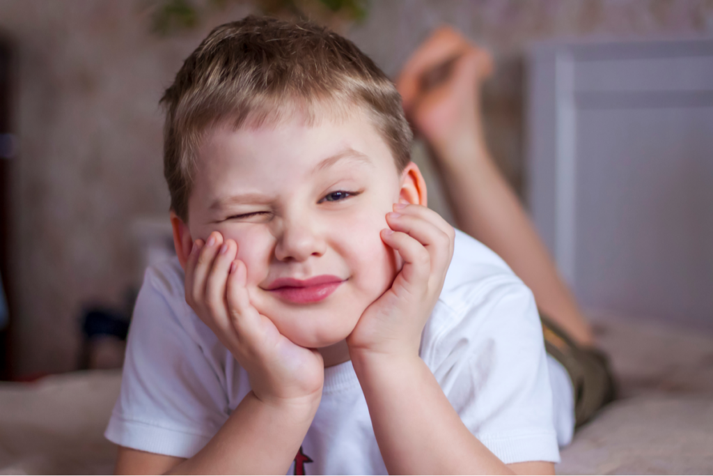 Garçon clignotant symbolisant les enfants d'orchidées et les enfants de pissenlits